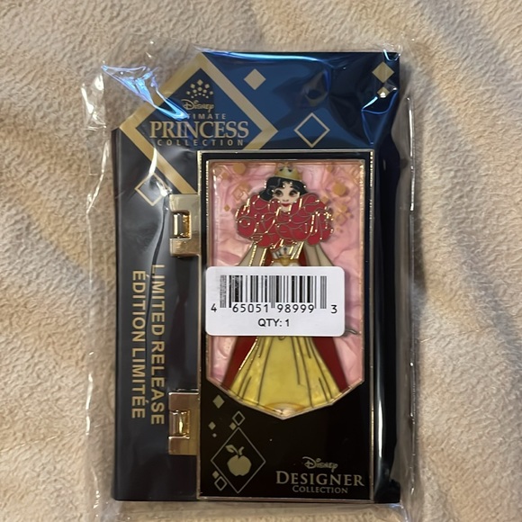 Disney Designer Collection Snow White Hinged Pin – Limited Release - Picture 2 of 4